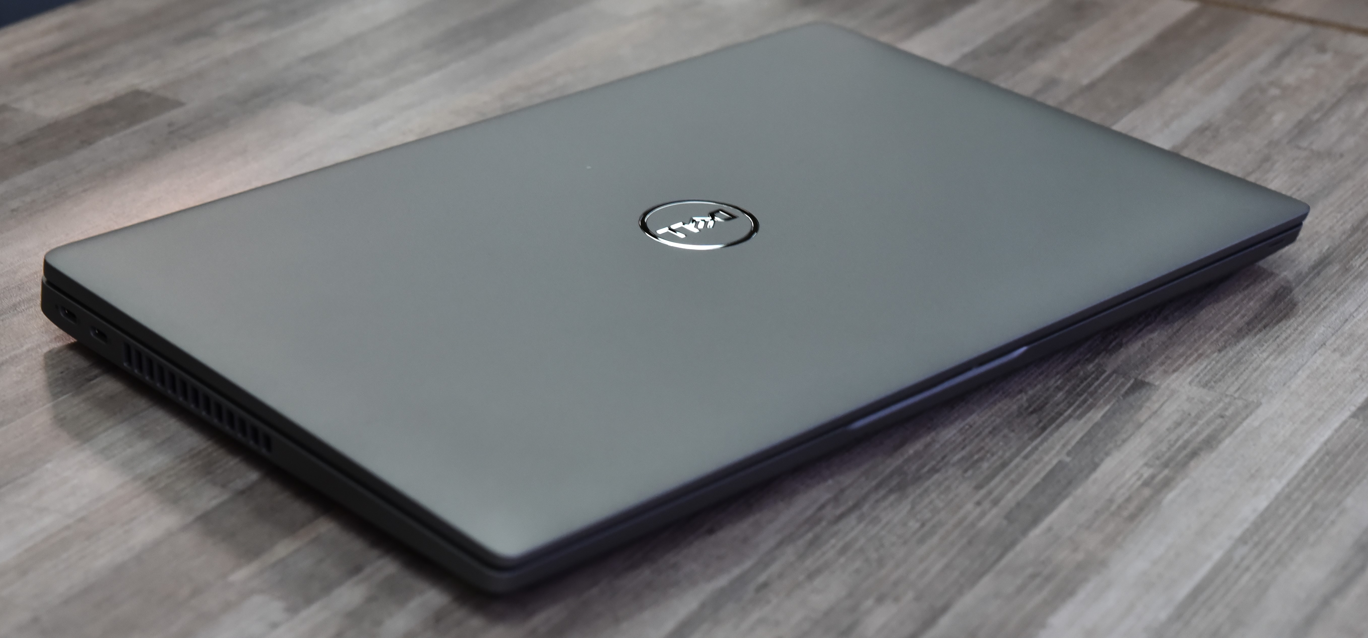 Dell Latitude 5420 – reálný detail klávesnice a touchpadu